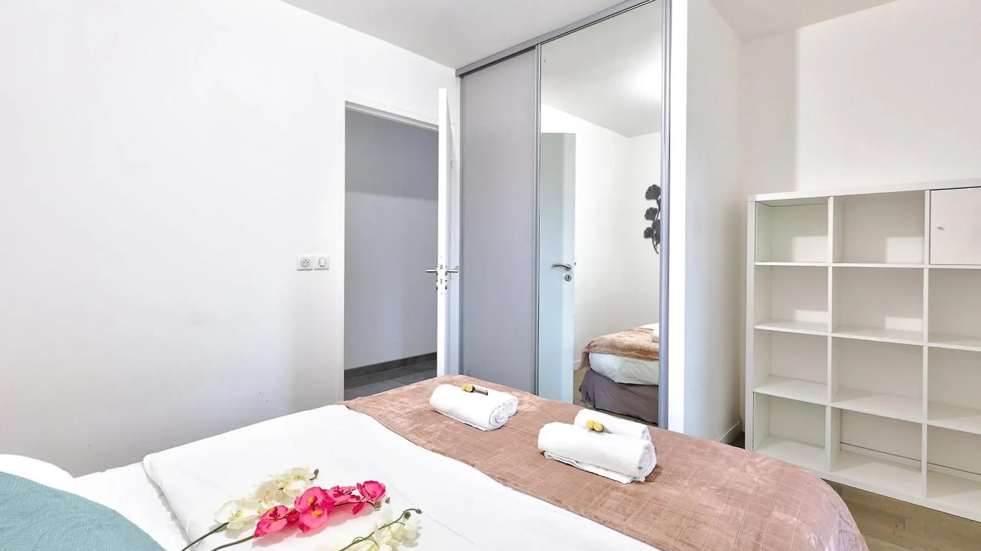 Confort Et Style Moderne A 2 Pas De La Villette Paris